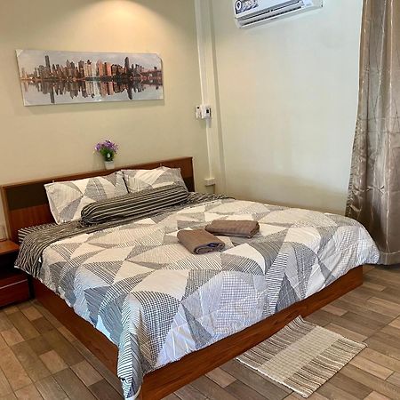 นพรัตน์การ์เด้นฮิลล์ Hotel Uthai Thani Bagian luar foto