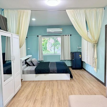 นพรัตน์การ์เด้นฮิลล์ Hotel Uthai Thani Bagian luar foto