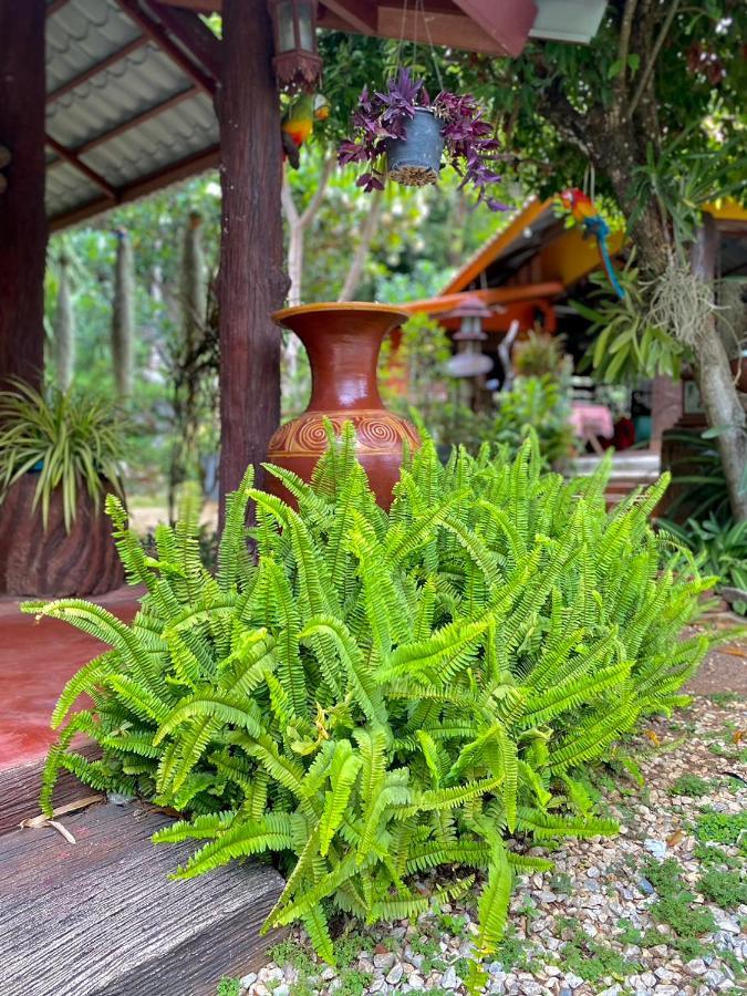 นพรัตน์การ์เด้นฮิลล์ Hotel Uthai Thani Bagian luar foto