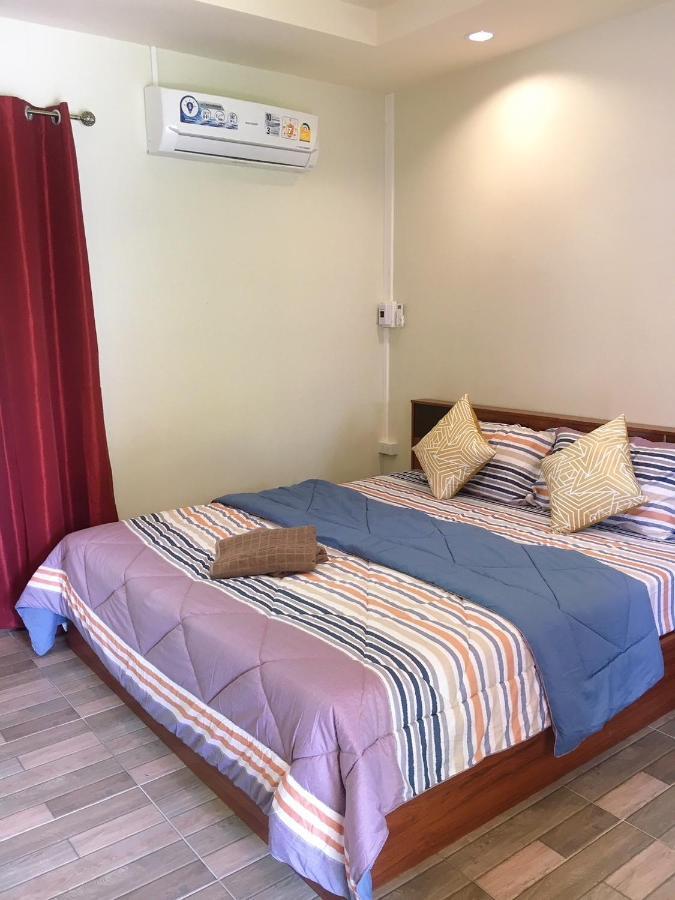 นพรัตน์การ์เด้นฮิลล์ Hotel Uthai Thani Bagian luar foto