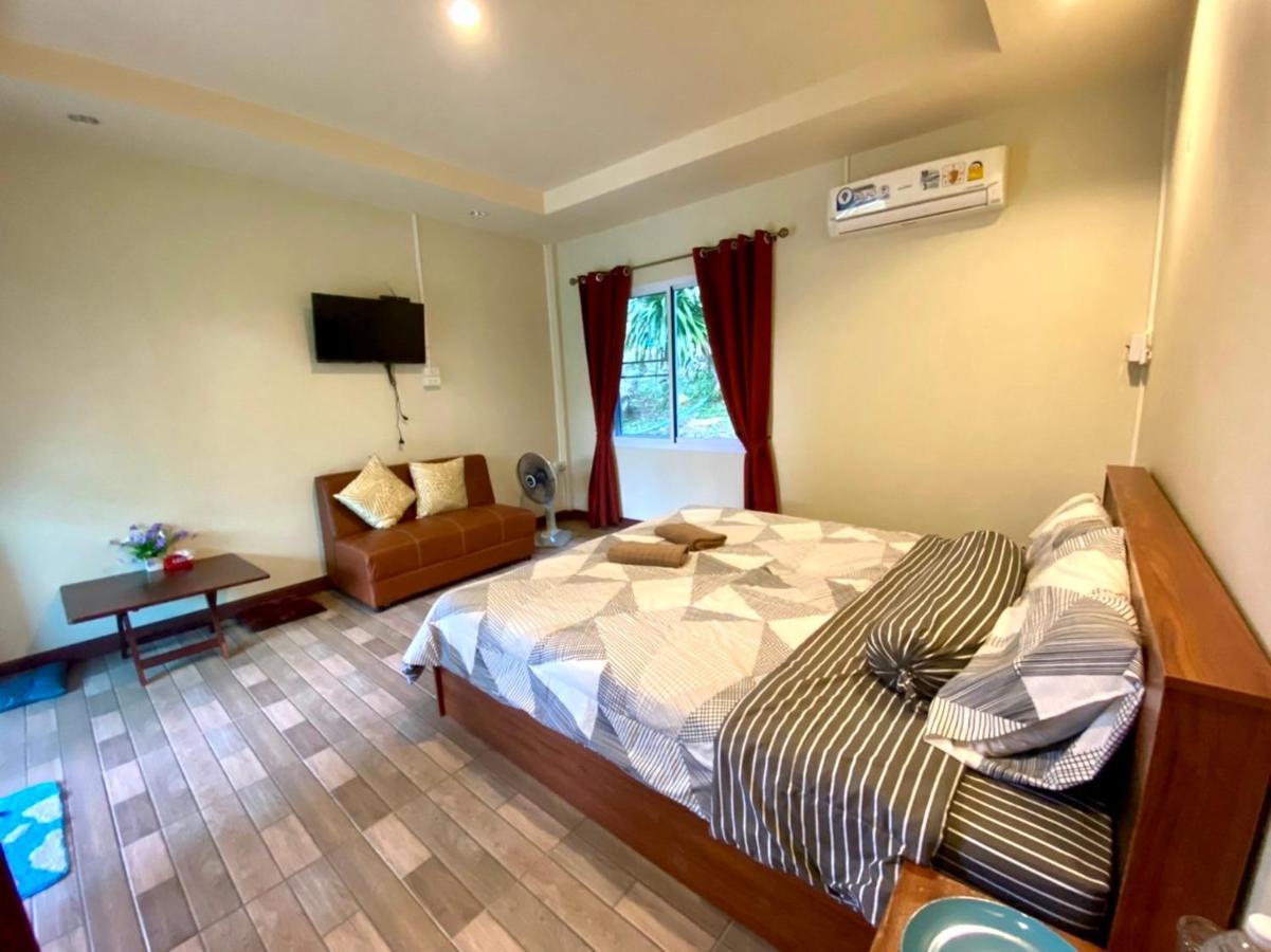 นพรัตน์การ์เด้นฮิลล์ Hotel Uthai Thani Bagian luar foto