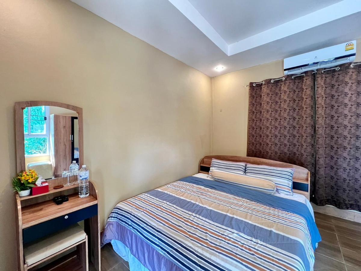 นพรัตน์การ์เด้นฮิลล์ Hotel Uthai Thani Bagian luar foto