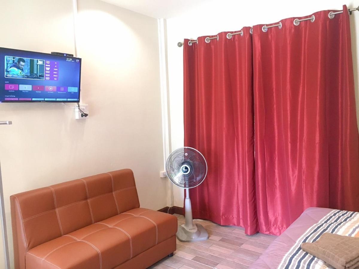นพรัตน์การ์เด้นฮิลล์ Hotel Uthai Thani Bagian luar foto