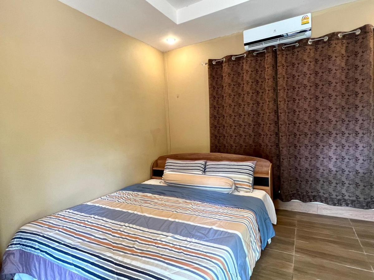นพรัตน์การ์เด้นฮิลล์ Hotel Uthai Thani Bagian luar foto