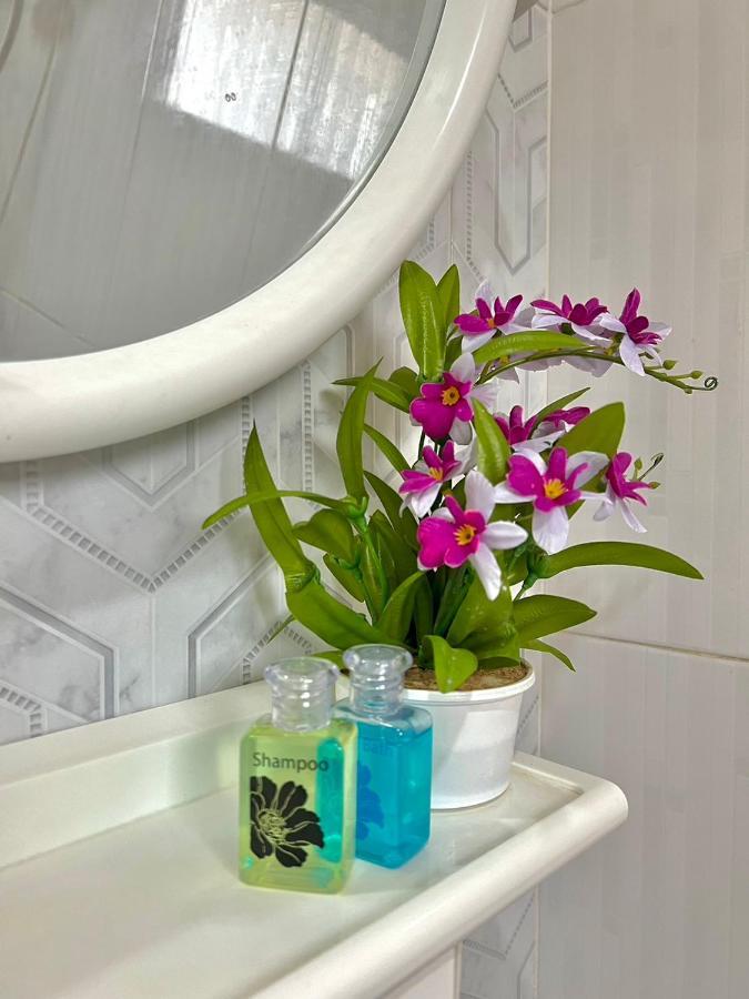 นพรัตน์การ์เด้นฮิลล์ Hotel Uthai Thani Bagian luar foto