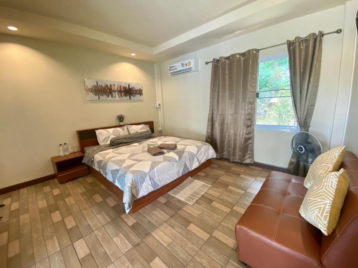นพรัตน์การ์เด้นฮิลล์ Hotel Uthai Thani Bagian luar foto