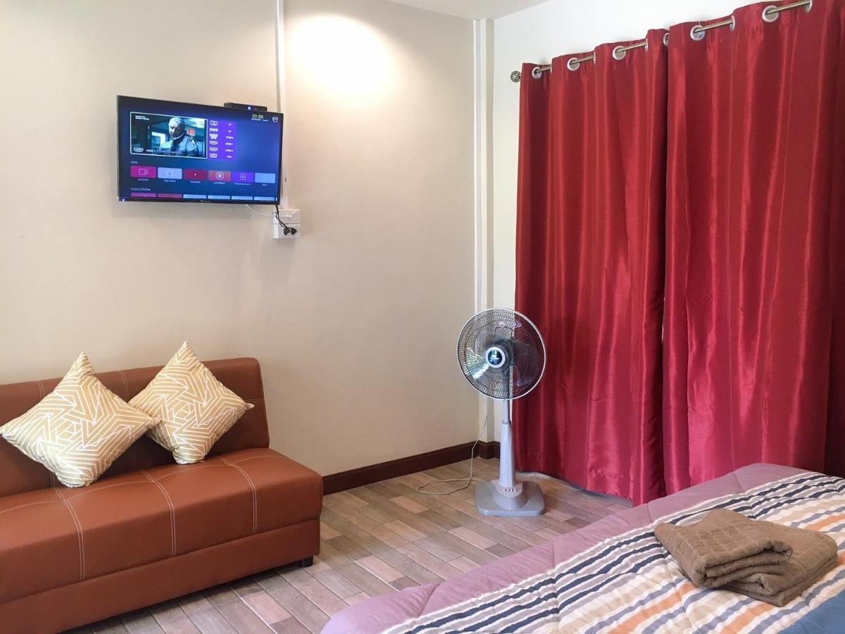นพรัตน์การ์เด้นฮิลล์ Hotel Uthai Thani Bagian luar foto