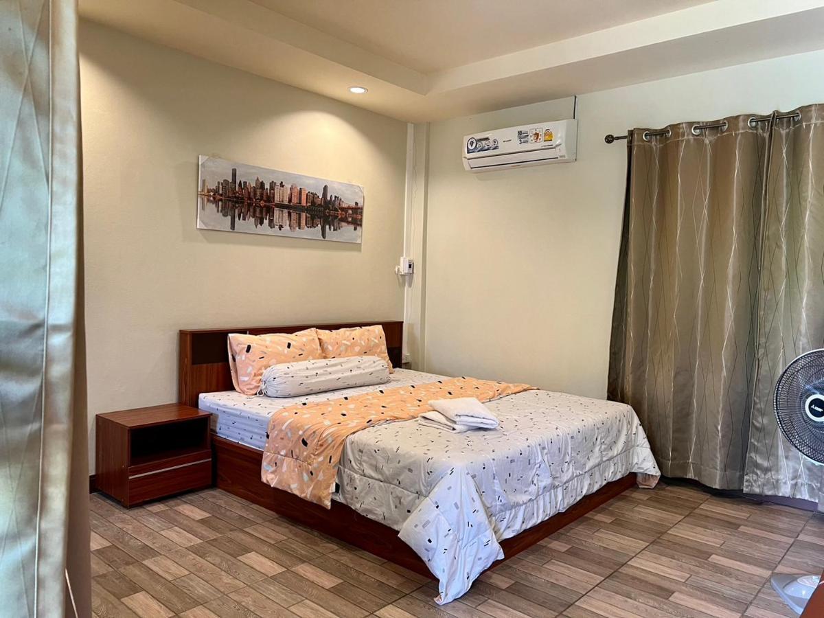 นพรัตน์การ์เด้นฮิลล์ Hotel Uthai Thani Bagian luar foto