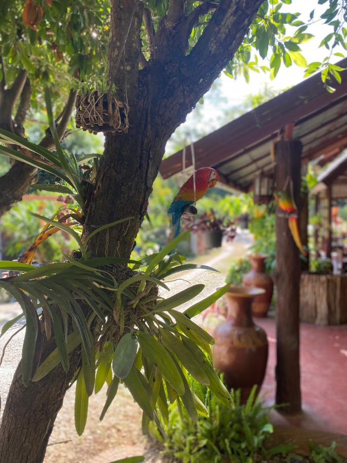 นพรัตน์การ์เด้นฮิลล์ Hotel Uthai Thani Bagian luar foto