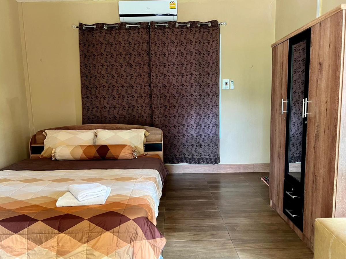 นพรัตน์การ์เด้นฮิลล์ Hotel Uthai Thani Bagian luar foto