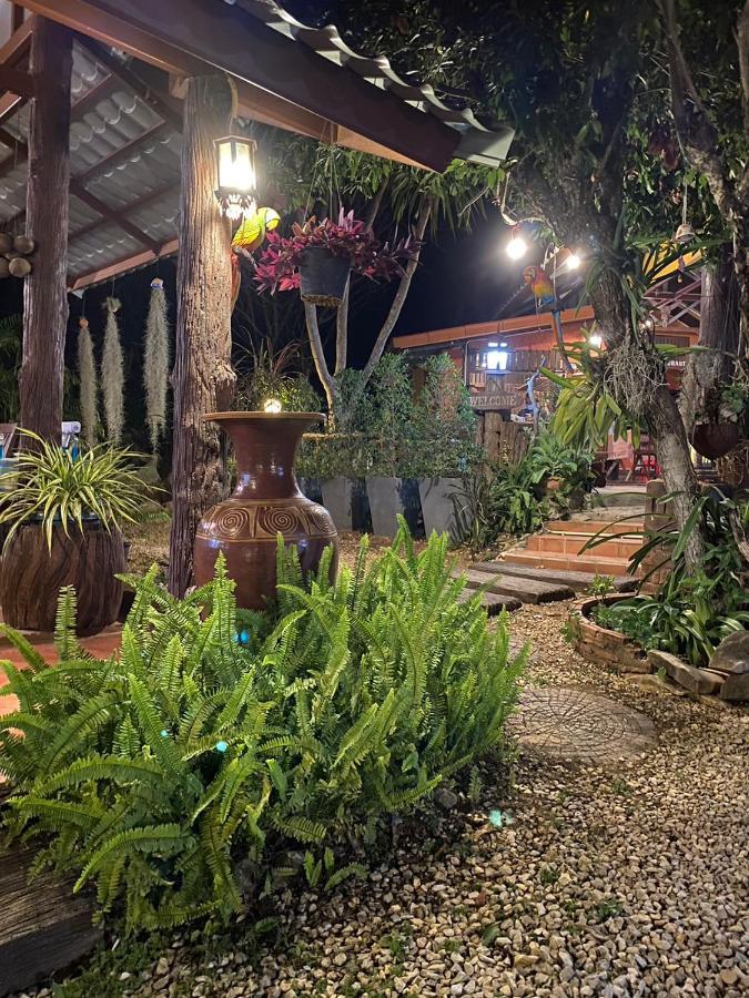 นพรัตน์การ์เด้นฮิลล์ Hotel Uthai Thani Bagian luar foto