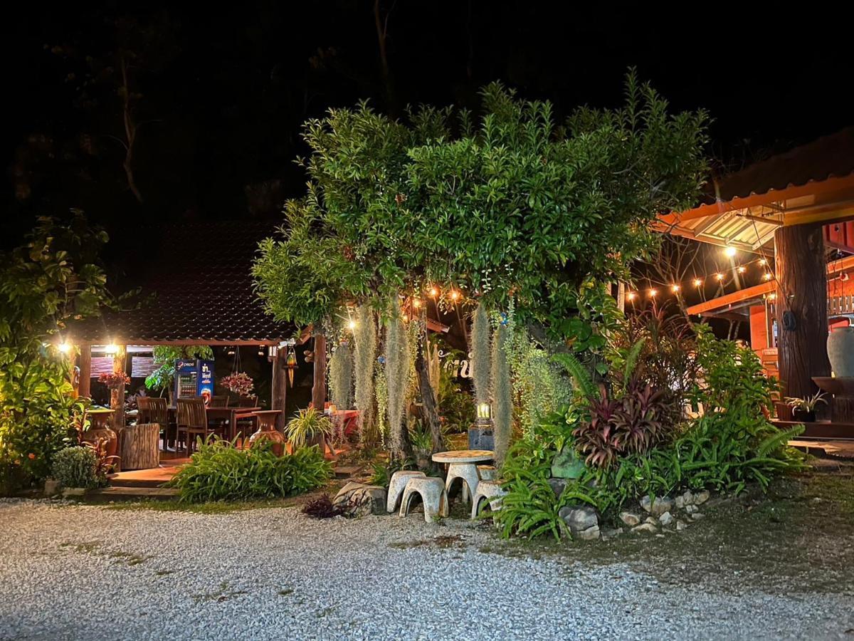 นพรัตน์การ์เด้นฮิลล์ Hotel Uthai Thani Bagian luar foto