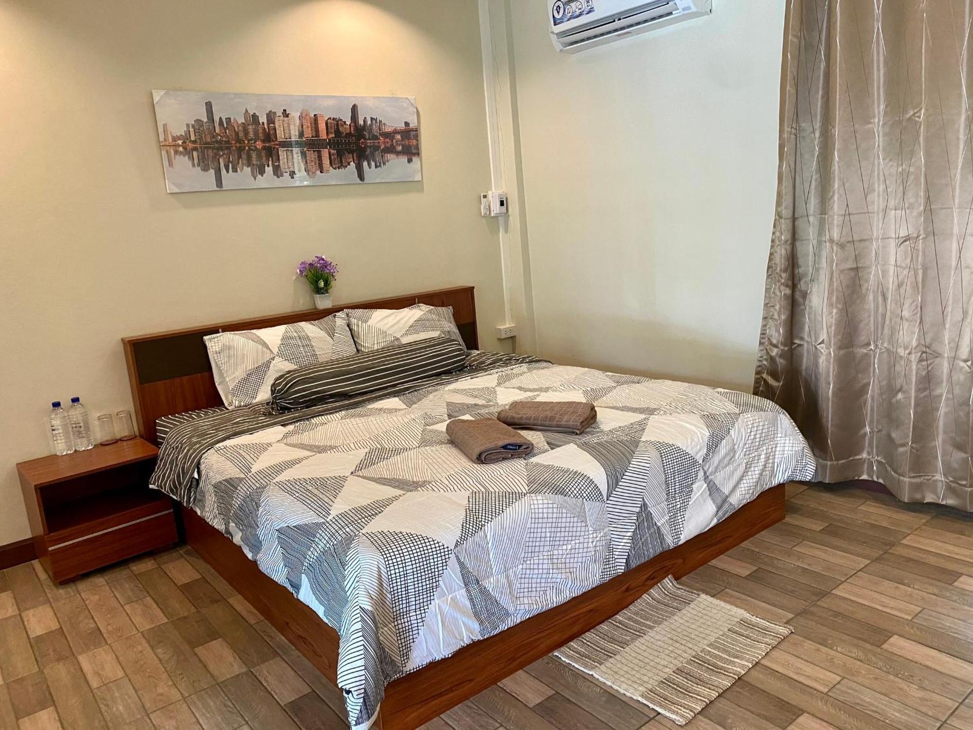 นพรัตน์การ์เด้นฮิลล์ Hotel Uthai Thani Bagian luar foto