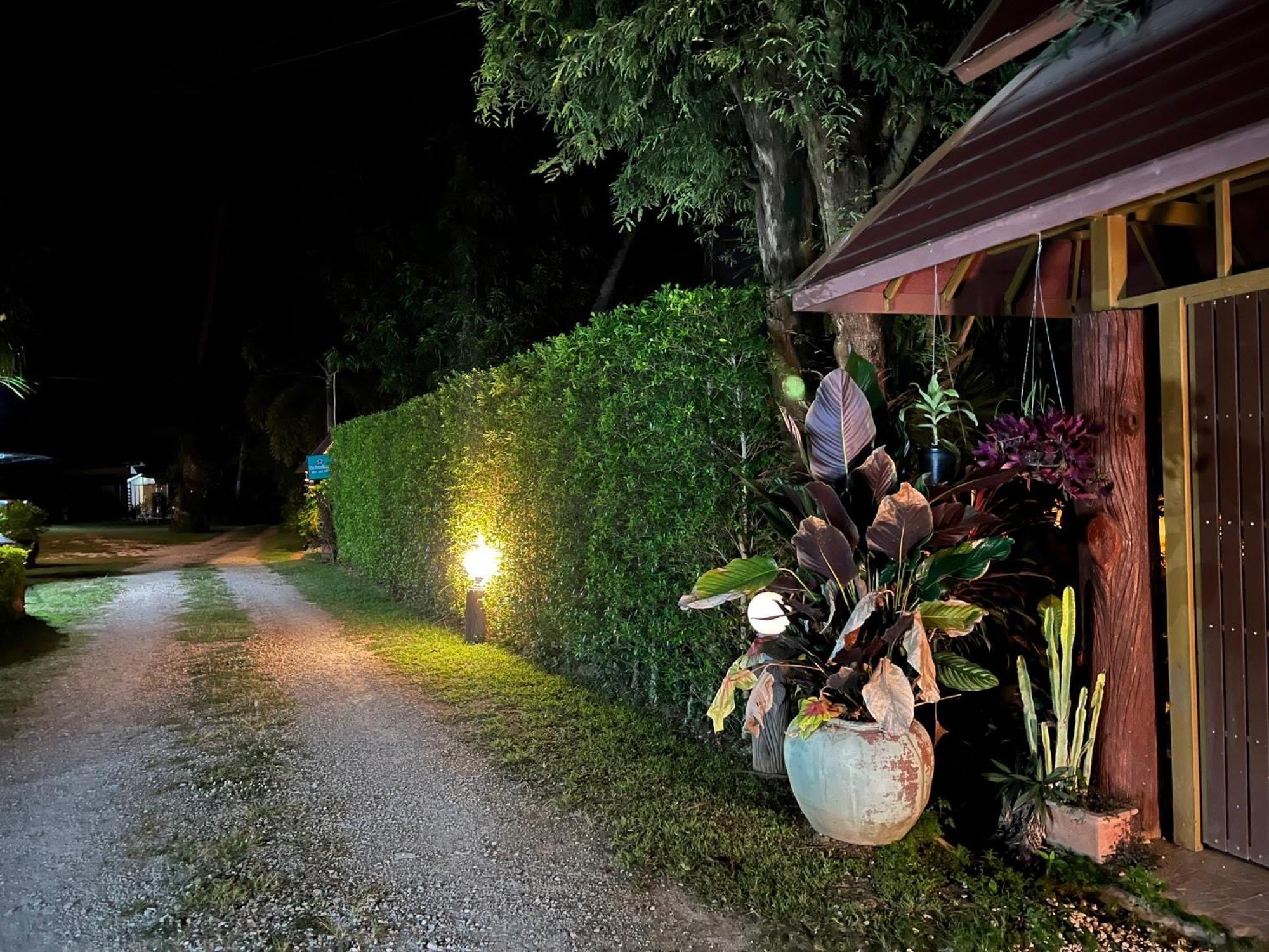 นพรัตน์การ์เด้นฮิลล์ Hotel Uthai Thani Bagian luar foto