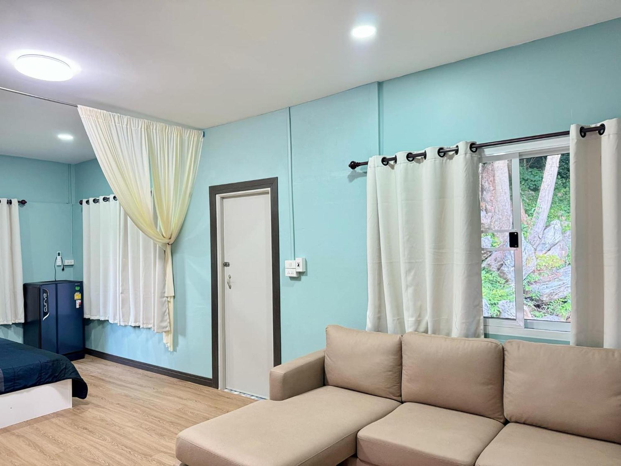 นพรัตน์การ์เด้นฮิลล์ Hotel Uthai Thani Bagian luar foto