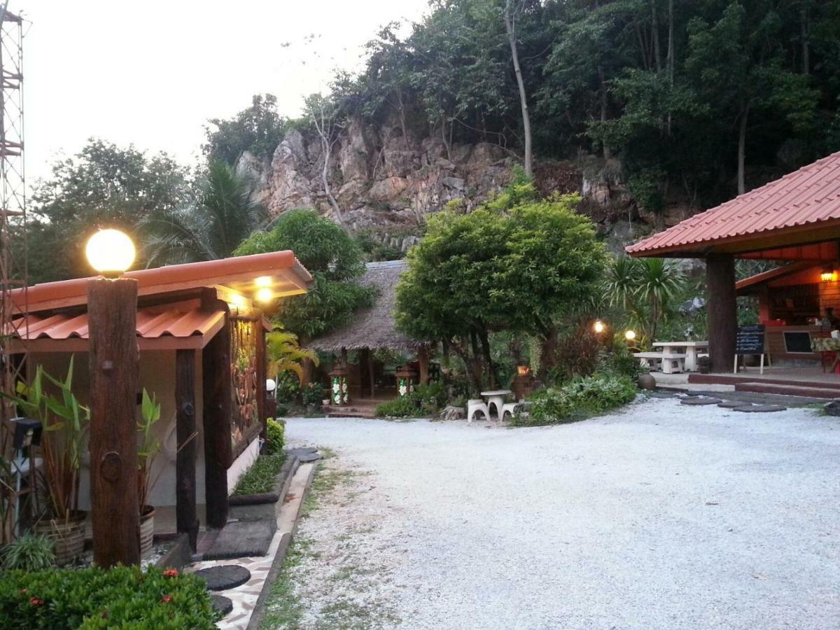 นพรัตน์การ์เด้นฮิลล์ Hotel Uthai Thani Bagian luar foto