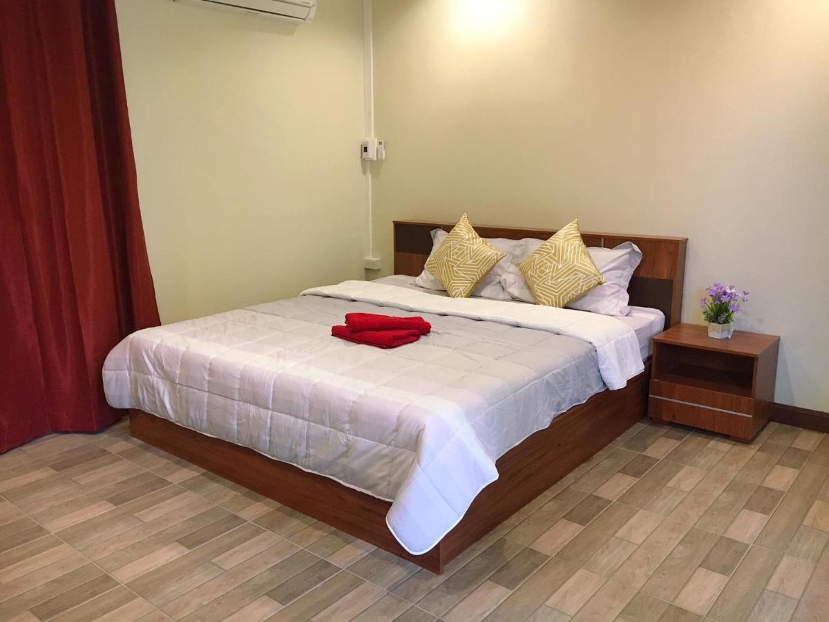 นพรัตน์การ์เด้นฮิลล์ Hotel Uthai Thani Bagian luar foto